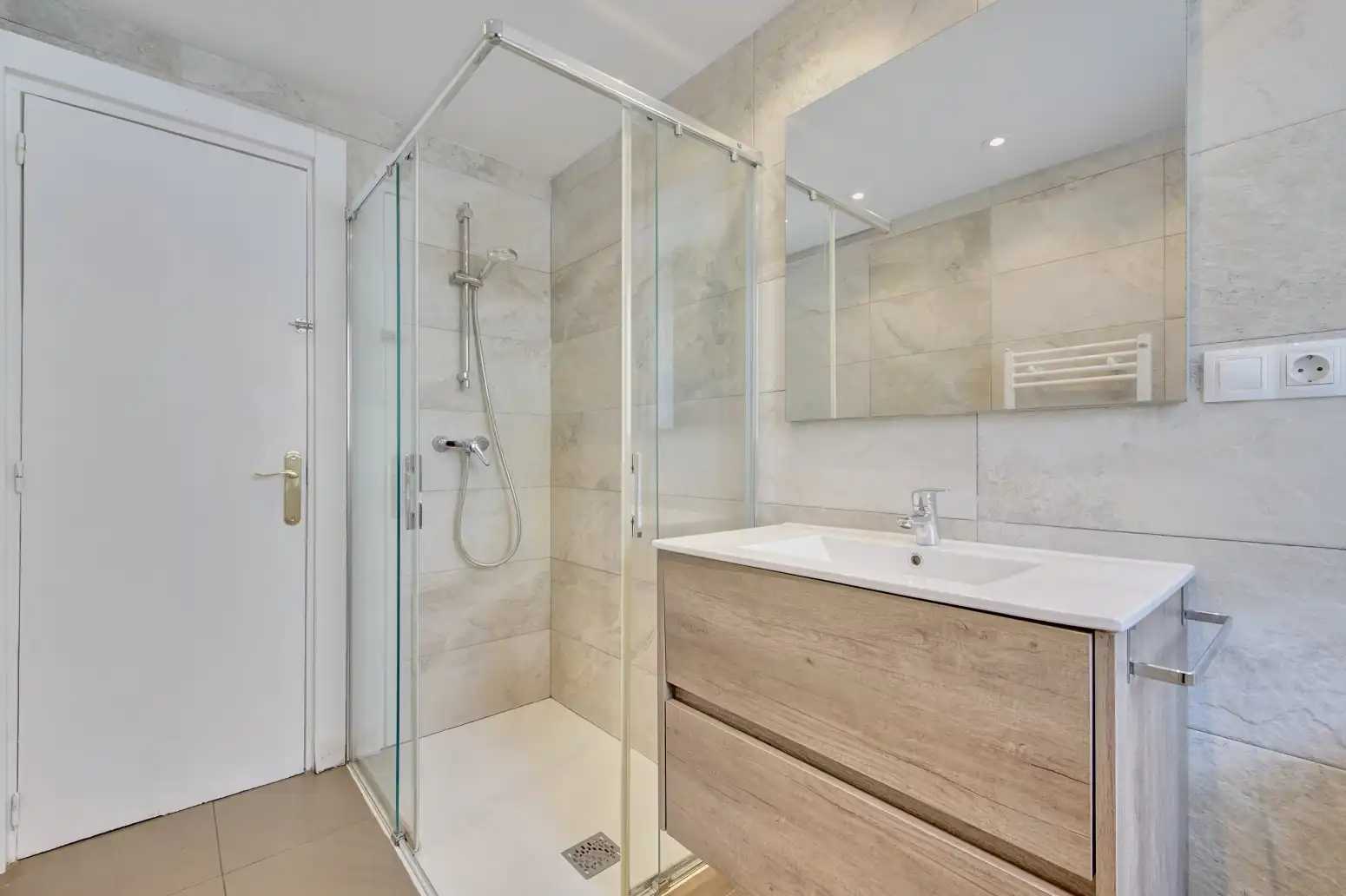 Bathroom of Flat for sale in  Pamplona / Iruña  with Heating and Parquet flooring