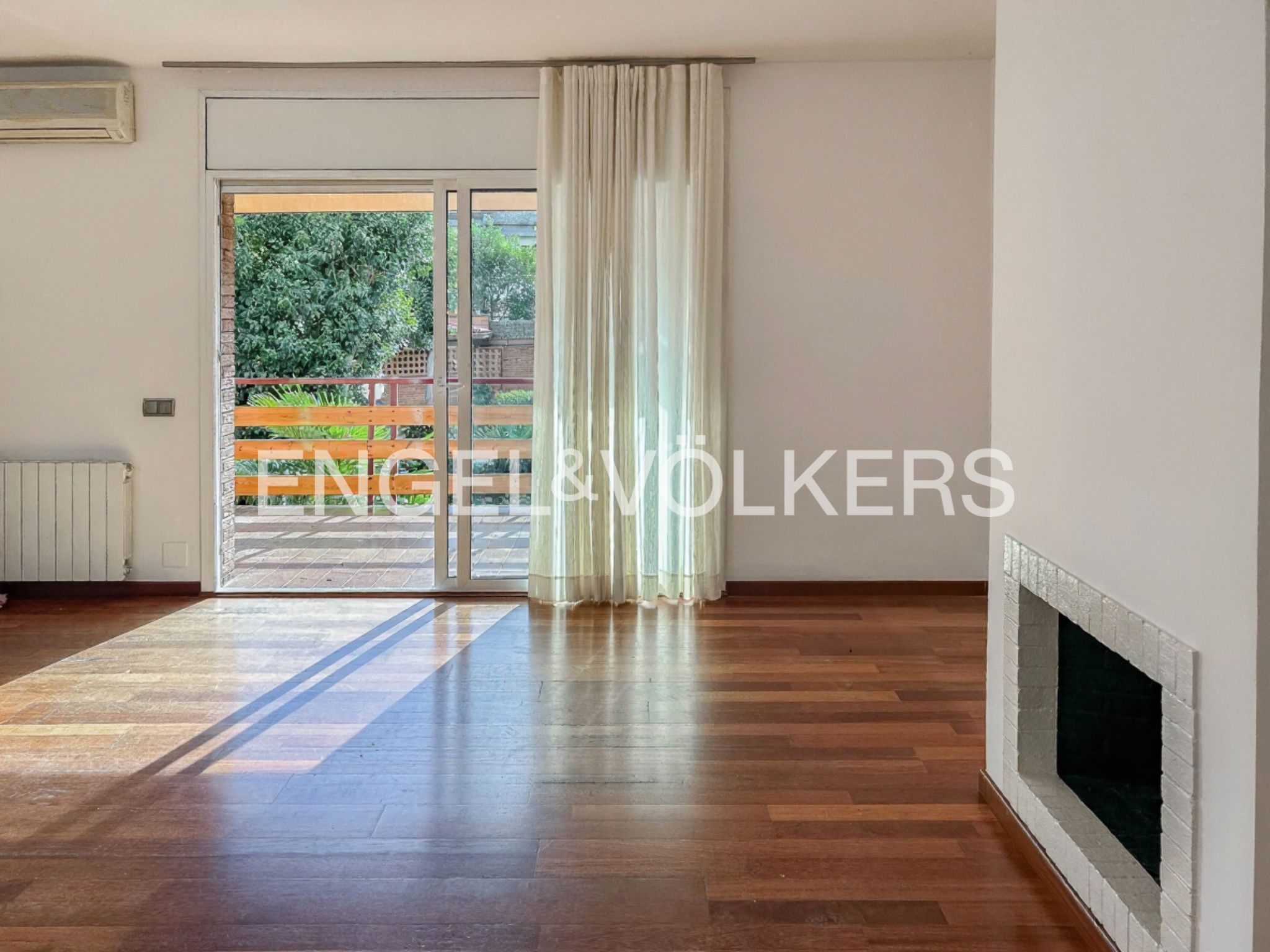 Living room of Apartment for sale in Sant Cugat del Vallès  with Air Conditioner, Heating and Private garden