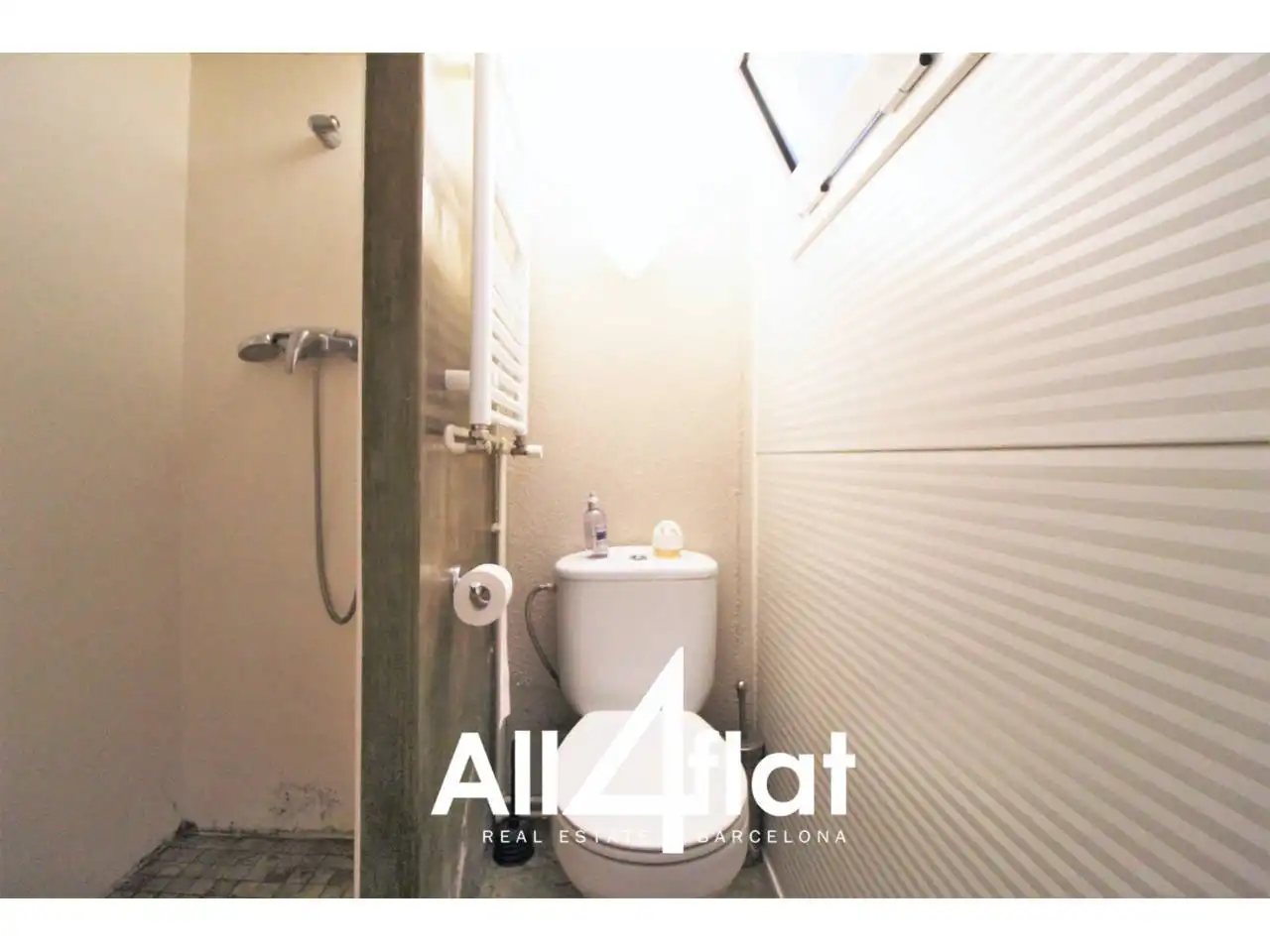 Badezimmer von Wohnung zur Miete in Barcelona mit Heizung, Parkett und Abstellraum