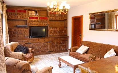 Living room of Single-family semi-detached for sale in El Hoyo de Pinares   with Heating