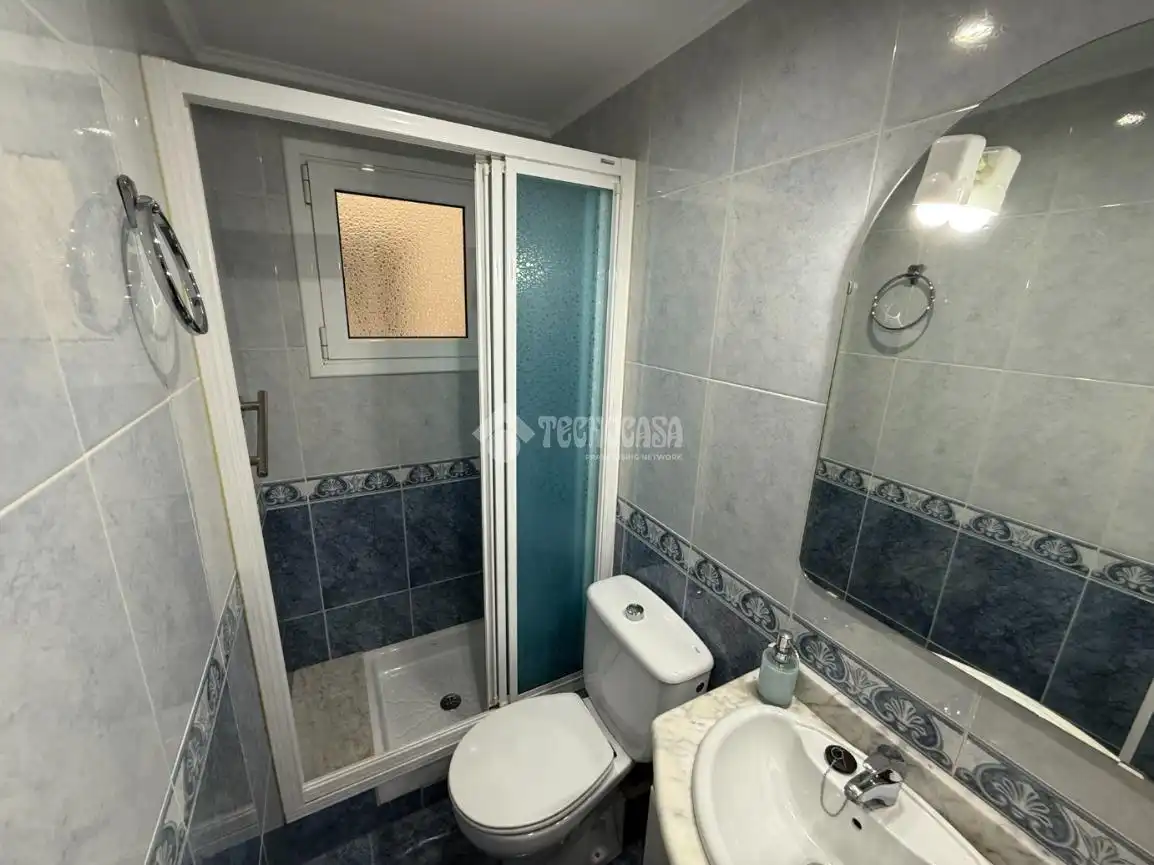 Badezimmer von Wohnung zum Verkauf in Barcelona mit Parkett