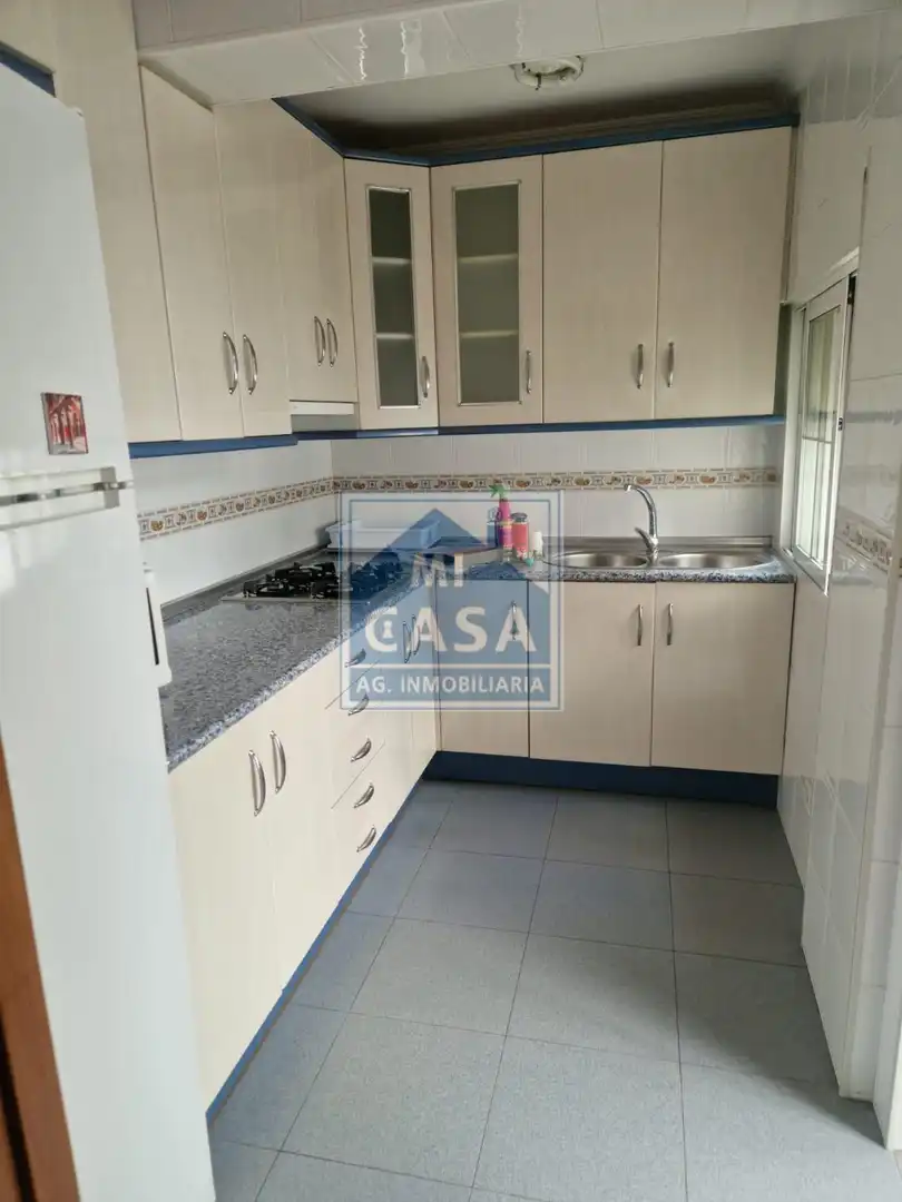 Cuina de Pis de lloguer en Mérida amb Aire condicionat, Terrassa i Moblat