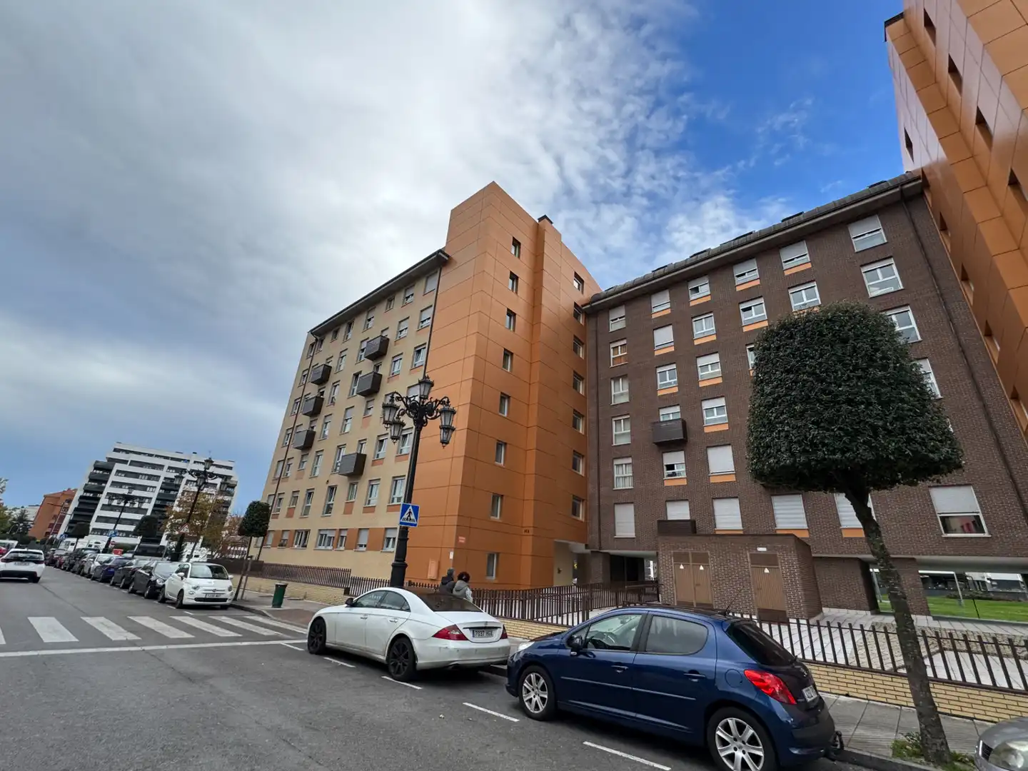 Vista exterior de Pis en venda en Oviedo  amb Calefacció, Parquet i Traster