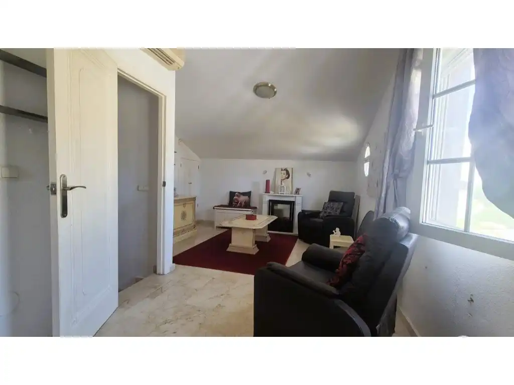 Sala d'estar de Casa adosada en venda en Orihuela amb Aire condicionat, Jardí privat i Moblat