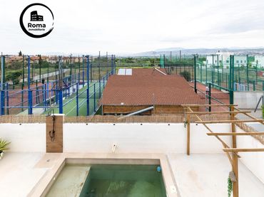 Xalet amb piscina en venda a La Zubia Ciudad