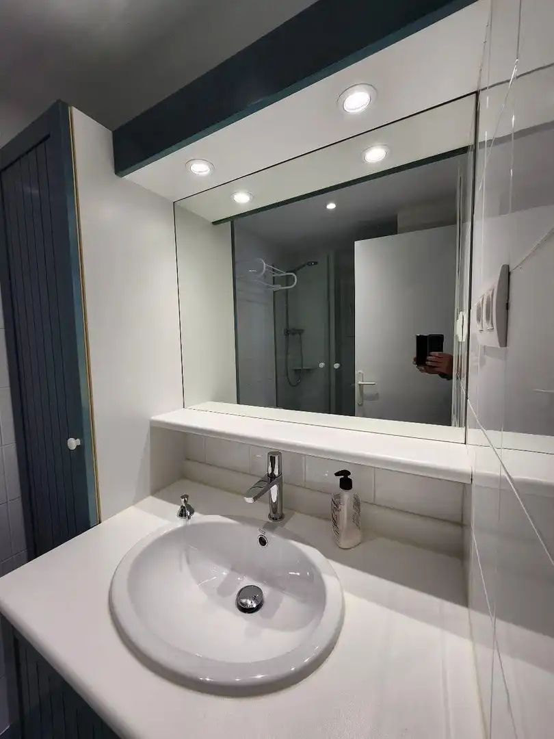 Badezimmer von Wohnung zur Miete in Sitges mit Klimaanlage, Privatgarten und Terrasse