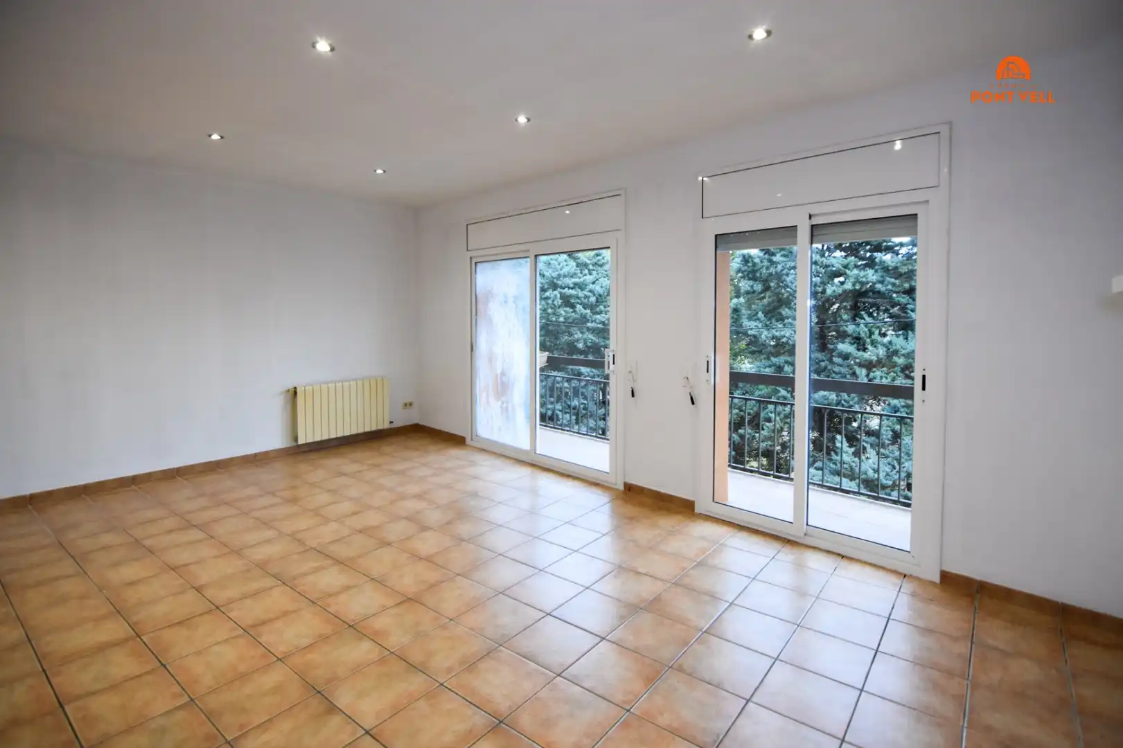 Sala de estar de Piso en venta en La Bisbal d'Empordà con Calefacción, Terraza y Balcón