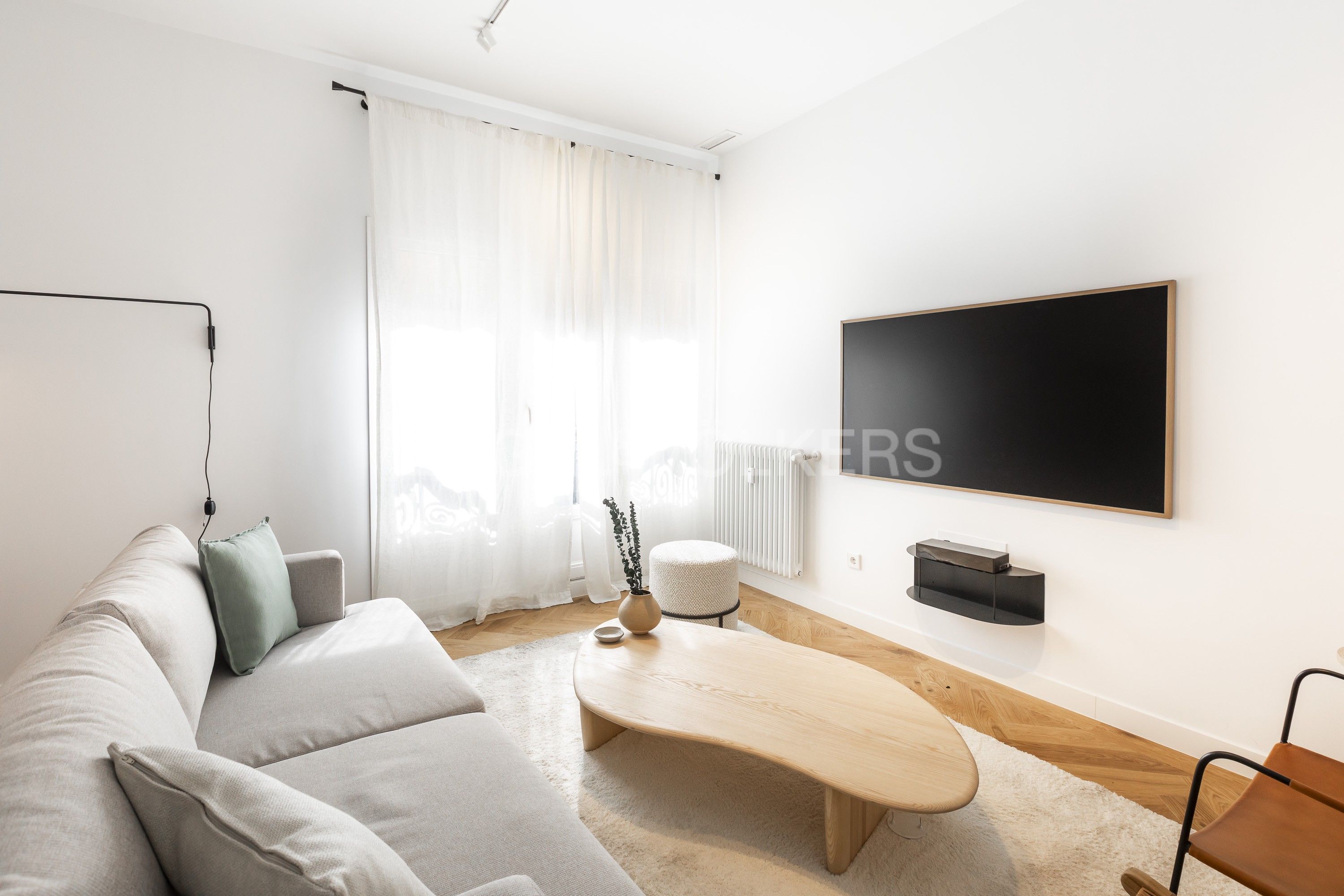 Sala d'estar de Apartament en venda en  Madrid Capital amb Aire condicionat, Calefacció i Moblat