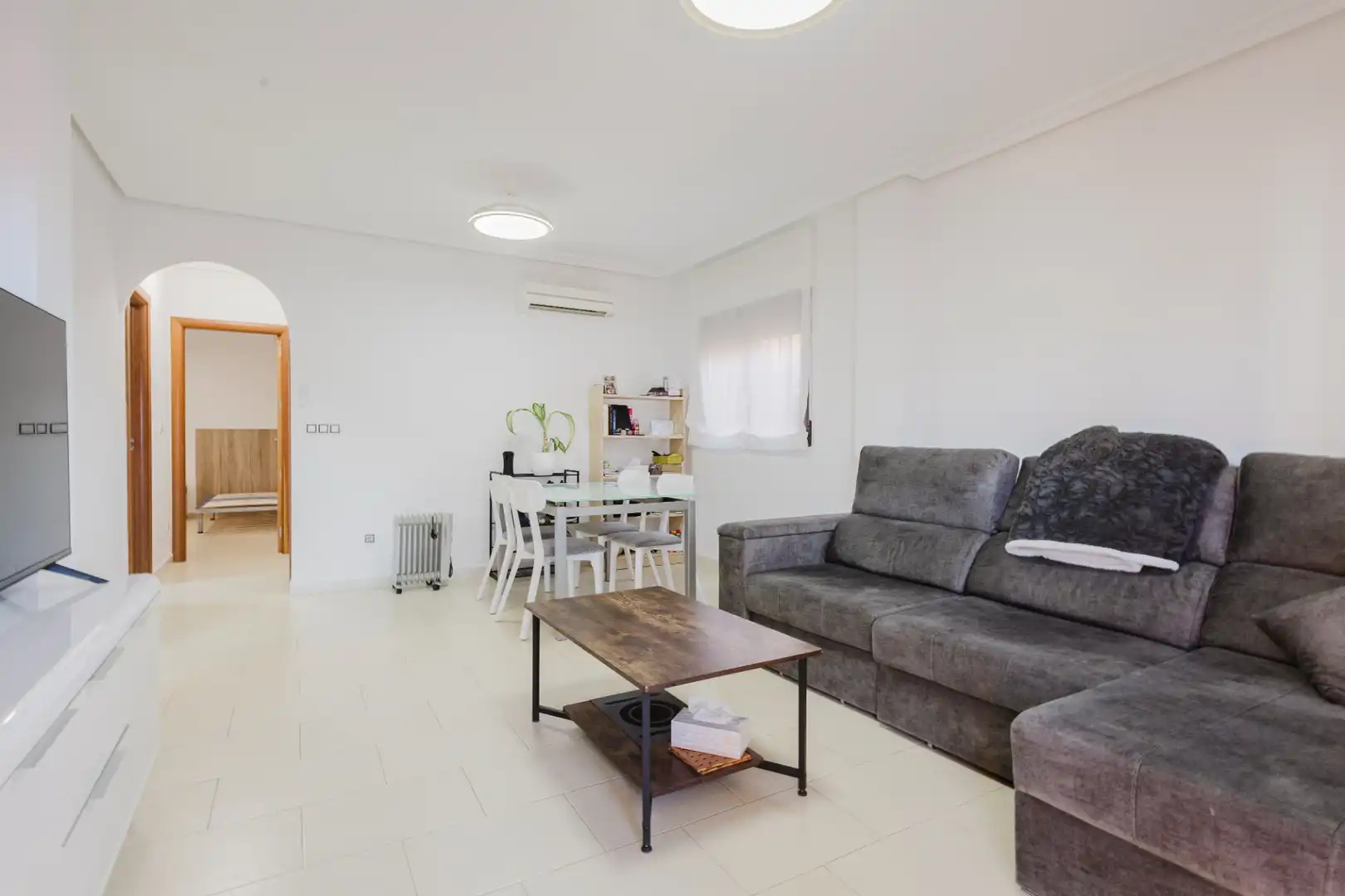 Sala d'estar de Casa o xalet en venda en Torrevieja amb Aire condicionat, Jardí privat i Terrassa