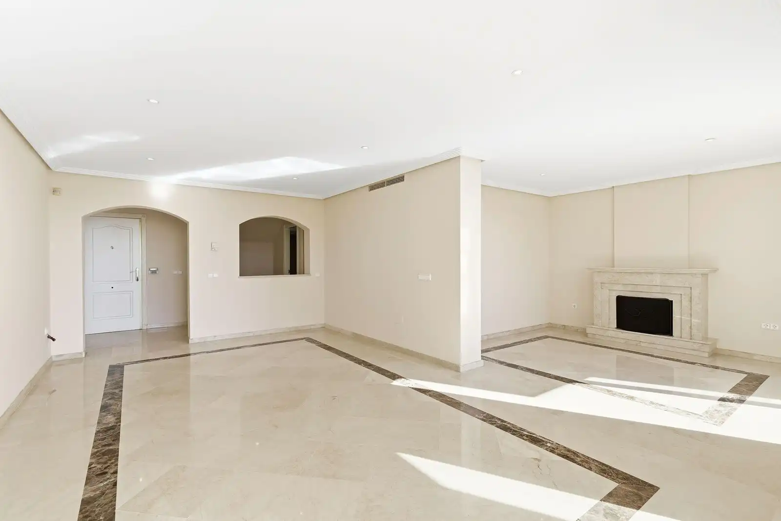 Dúplex en venda en Benahavís amb Aire condicionat, Terrassa i Piscina comunitària