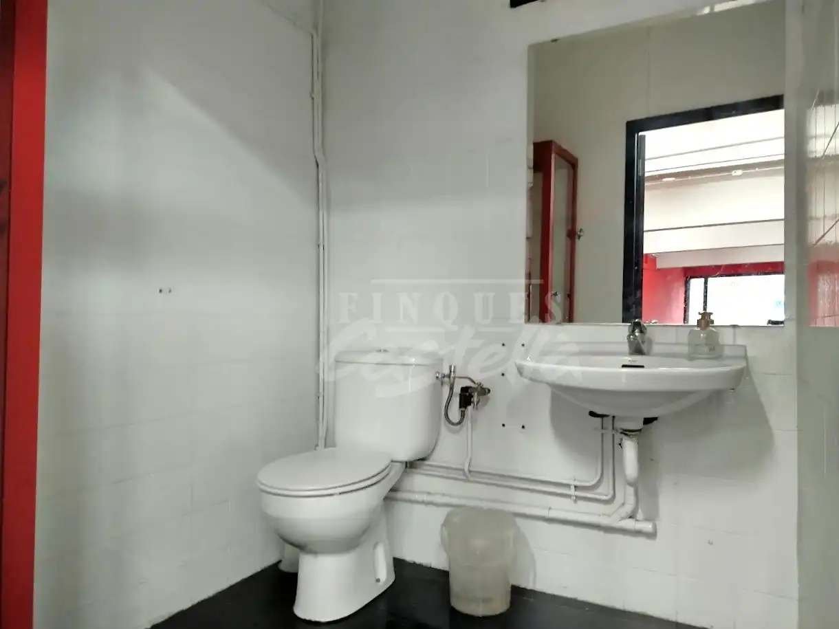 Badezimmer von Fabrikhallen zur Miete in Mataró