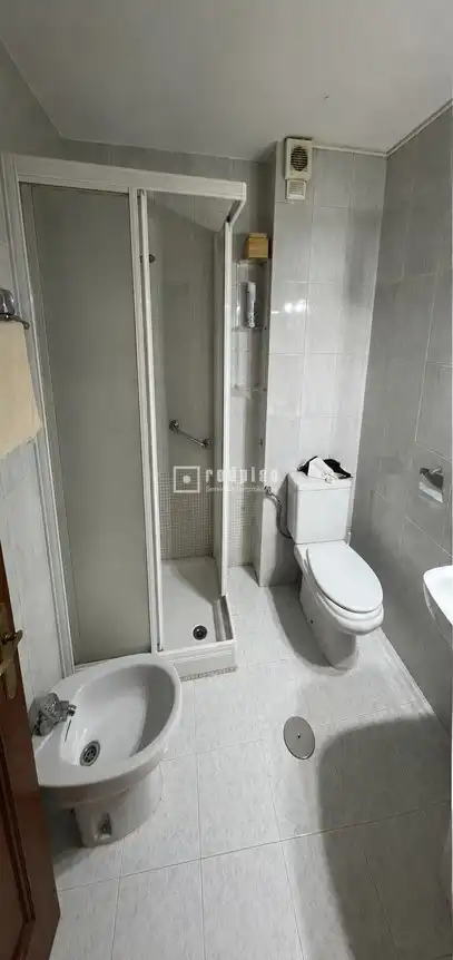 Badezimmer von Wohnung zum Verkauf in Madrid mit Parkett