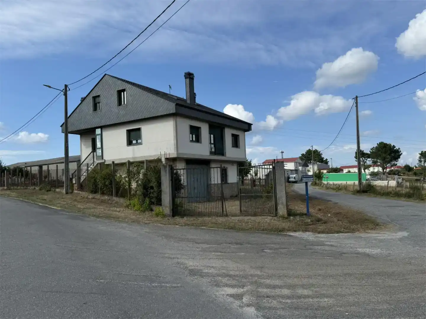 Vista exterior de Casa o xalet en venda en Castro Caldelas amb Jardí privat, Traster i Moblat