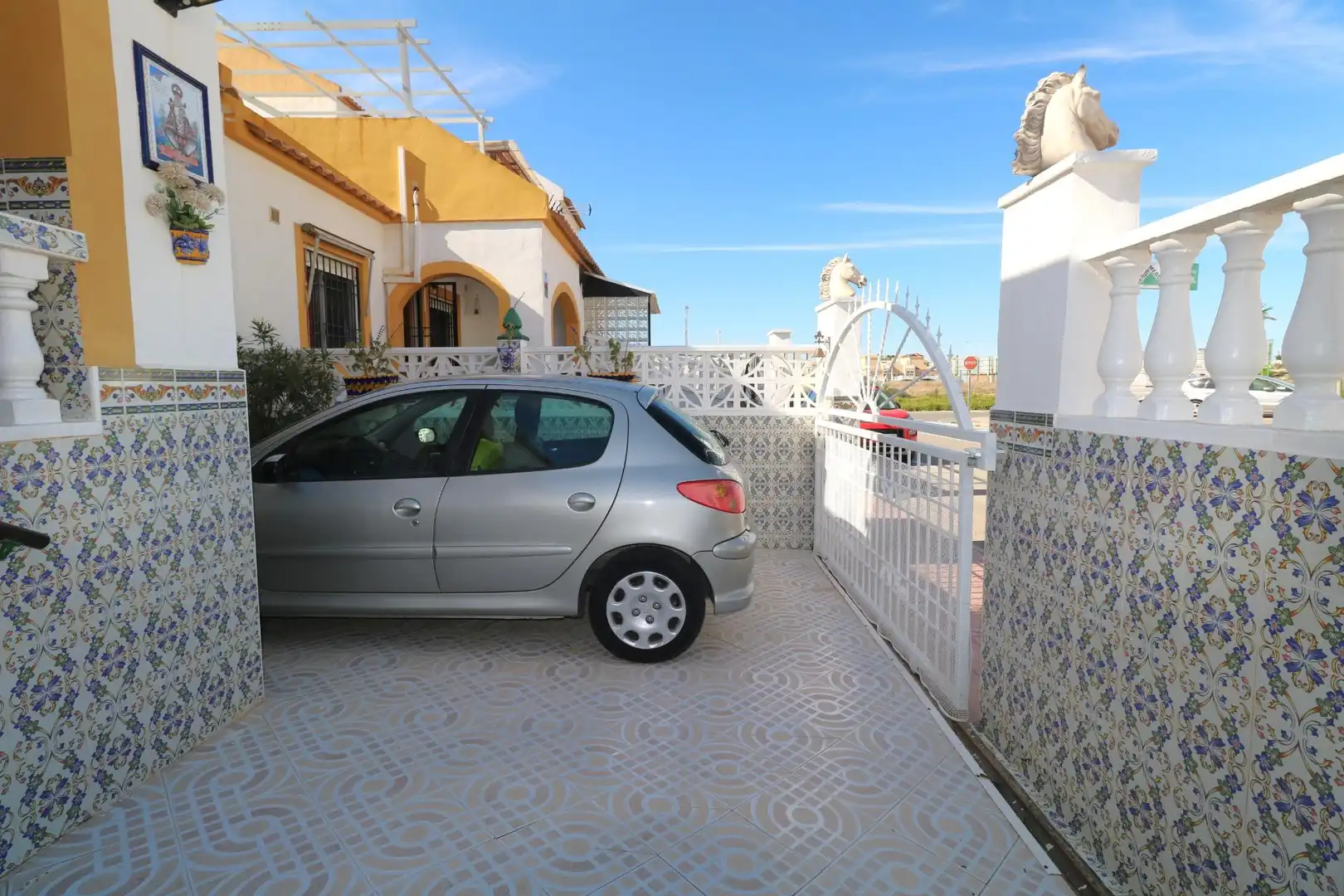 Aparcament de Casa o xalet en venda en Torrevieja amb Aire condicionat, Jardí privat i Terrassa
