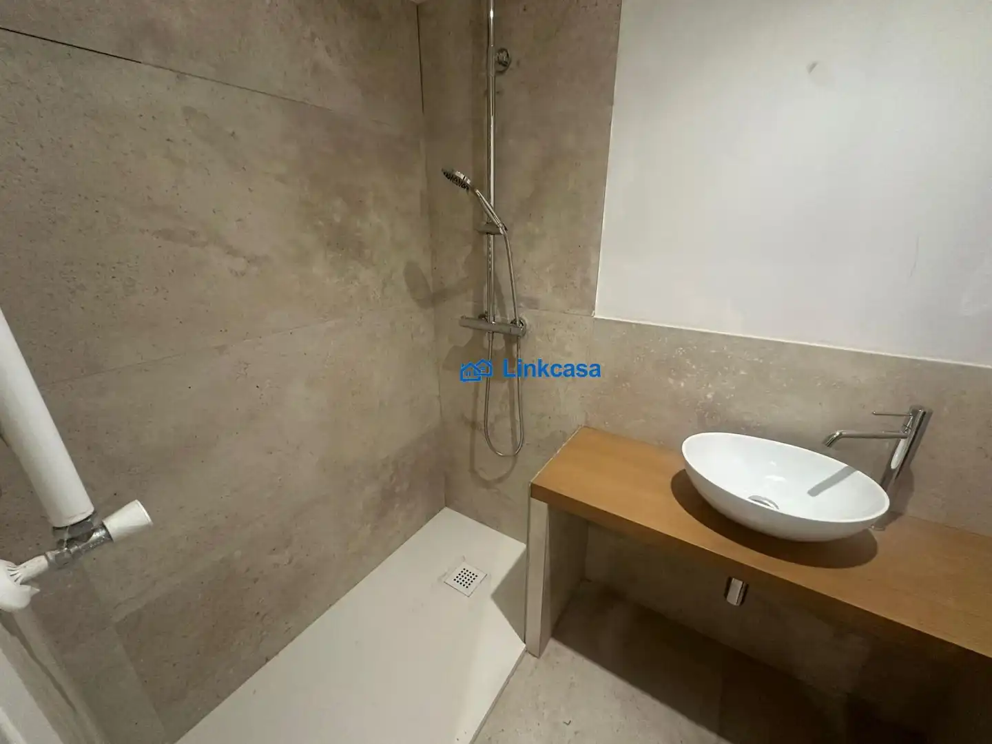 Badezimmer von Geschaftsraum zum Verkauf in Madrid mit Klimaanlage und Möbliert