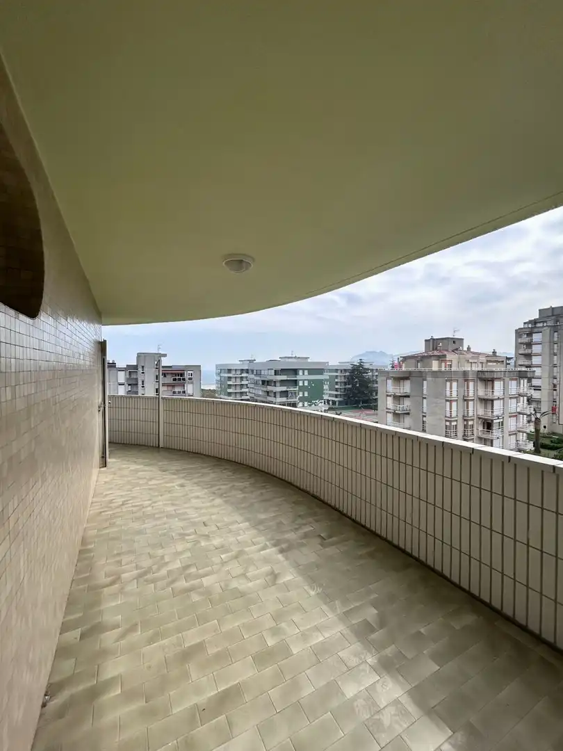 Terrassa de Pis en venda en Laredo amb Calefacció, Terrassa i Balcó
