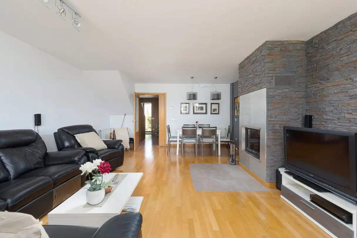 Wohnzimmer von Einfamilien-Reihenhaus zum Verkauf in Iza / Itza mit Heizung, Privatgarten und Terrasse