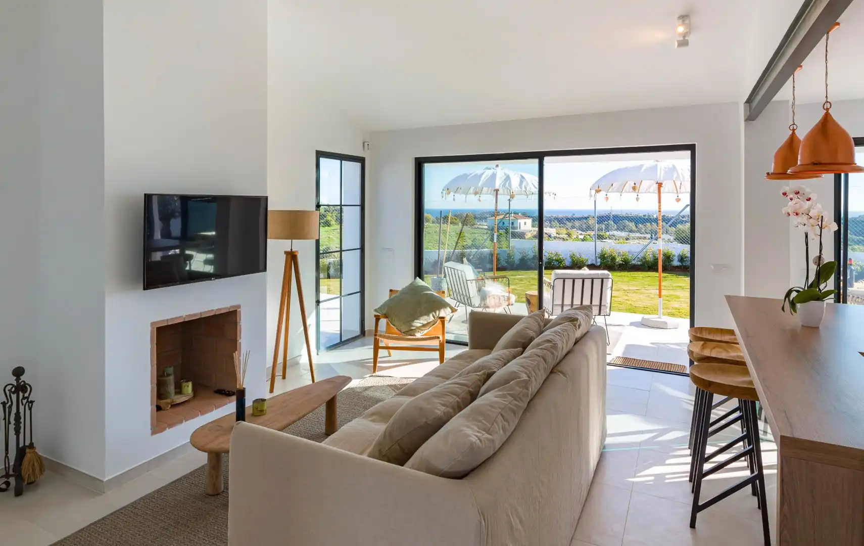 Sala d'estar de Casa o xalet en venda en Estepona amb Aire condicionat, Calefacció i Jardí privat