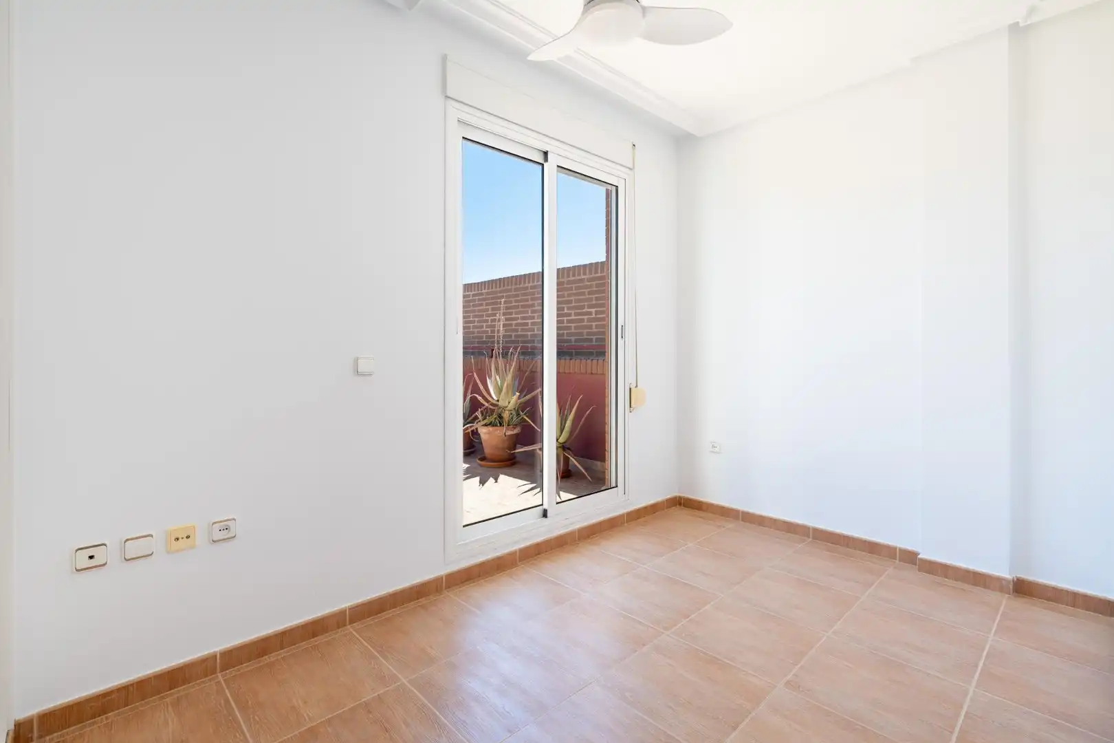 Habitación de Ático de alquiler en Almería con Aire acondicionado, Calefacción y Jardín privado
