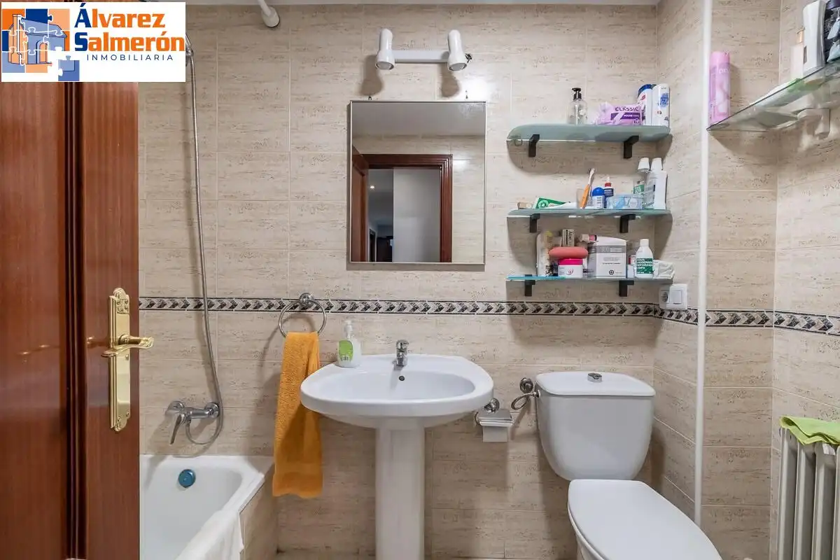Bathroom of Flat for sale in Granada  with Heating and Storage room