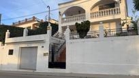 Vista exterior de Casa o xalet en venda en La Bisbal del Penedès amb Aire condicionat, Calefacció i Jardí privat