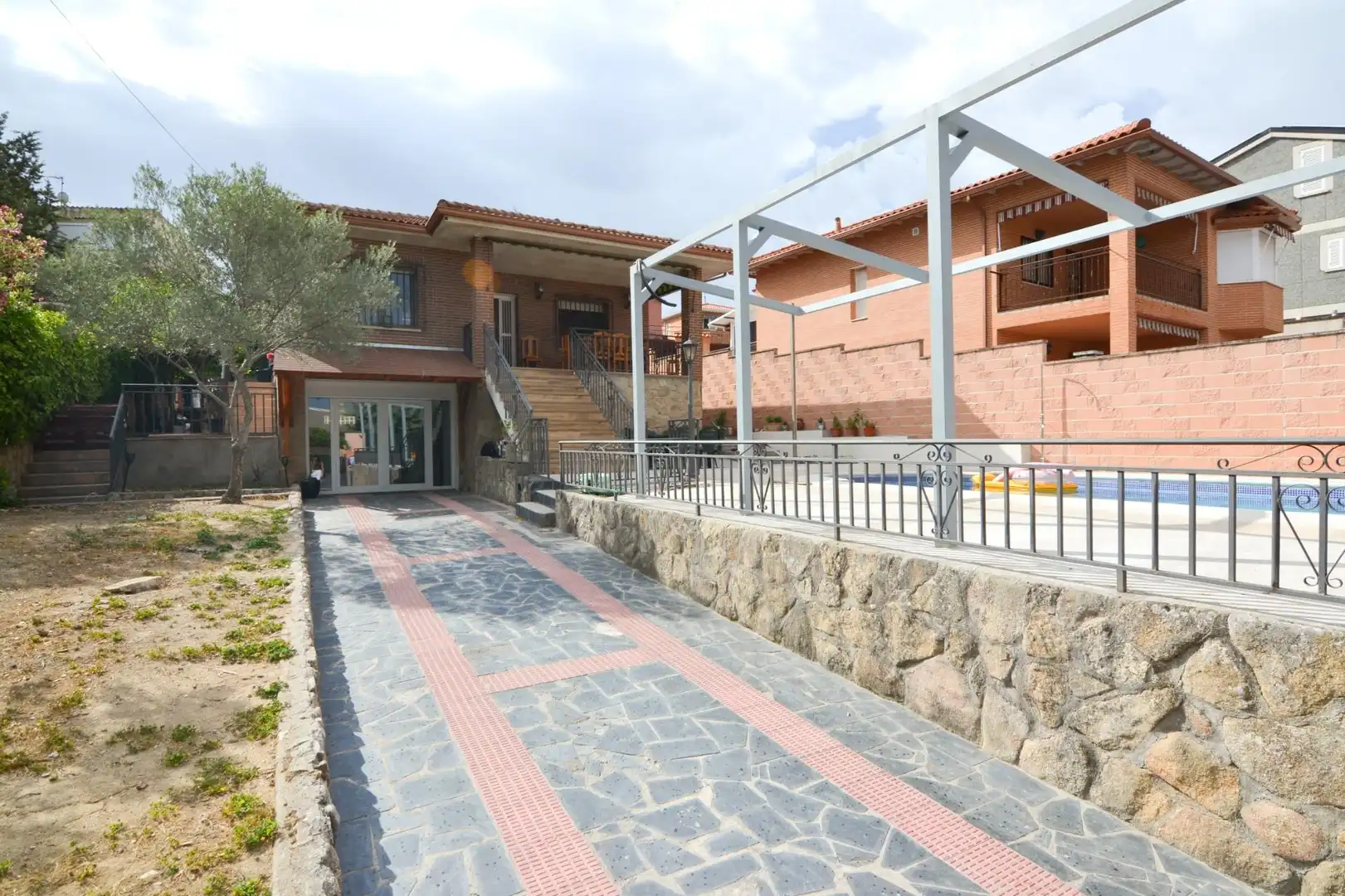 Exterior view of Houses for sale in Casarrubios del Monte  with Air Conditioner, Heating and Private garden