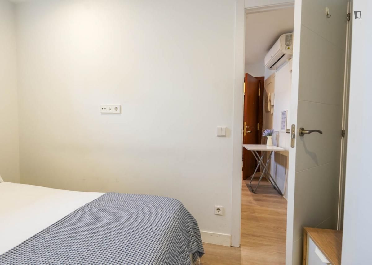 Dormitori de Apartament de lloguer en  Madrid Capital amb Aire condicionat, Moblat i Rentadora