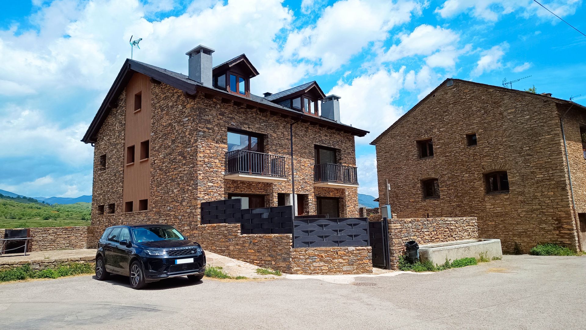 Vista exterior de Casa o xalet en venda en Sort amb Calefacció, Jardí privat i Terrassa