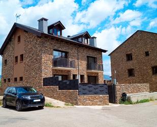 Vista exterior de Casa o xalet en venda en Sort amb Calefacció, Jardí privat i Terrassa