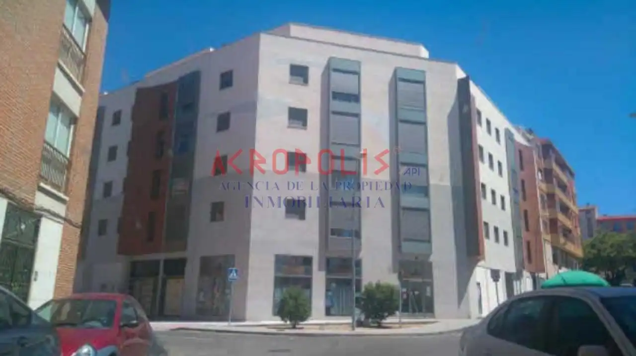 Aparcament amb ascensor en venda a Calle de Olleros