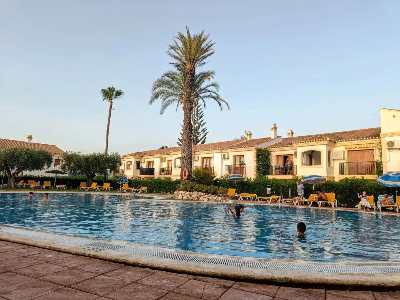 Apartament amb piscina de lloguer a Avenida Juan Sebastián Elcano 72