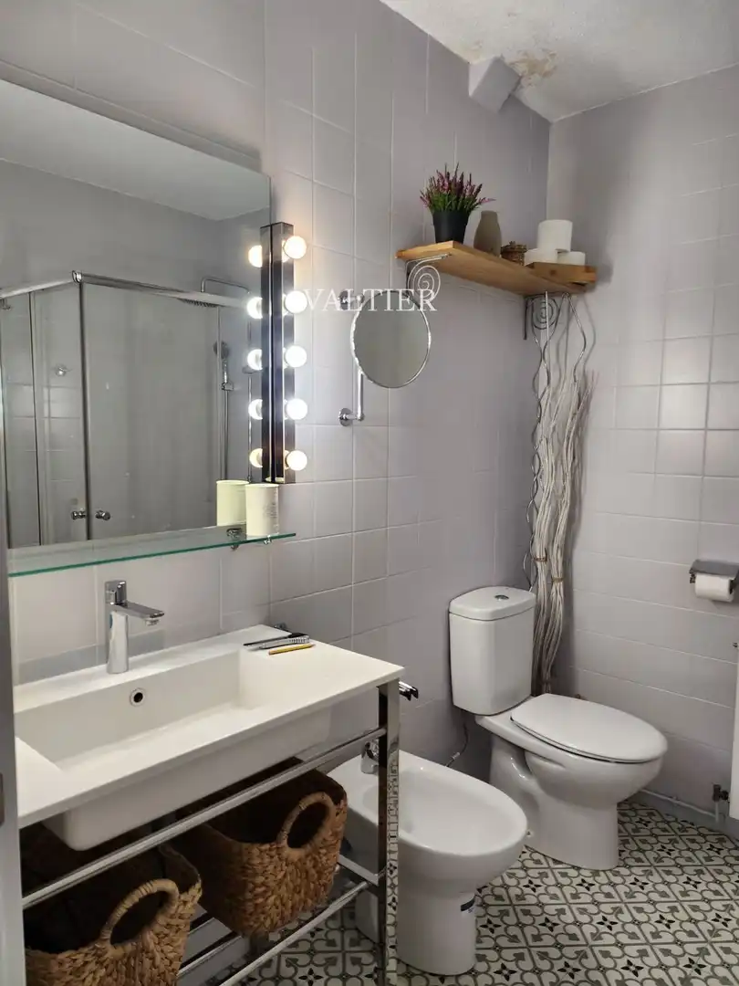 Baño de Piso de alquiler en Madrid con Aire acondicionado, Terraza y Amueblado