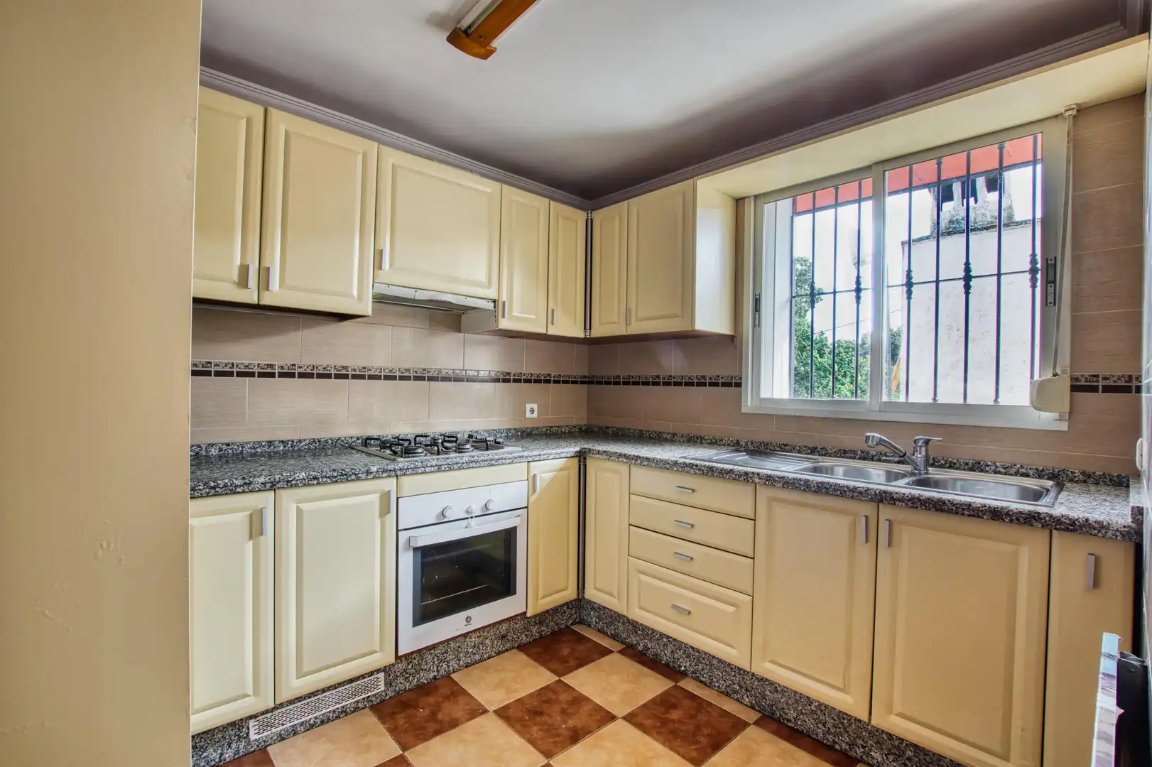 Cocina de Casa adosada en venta en Vélez-Málaga con Alarma