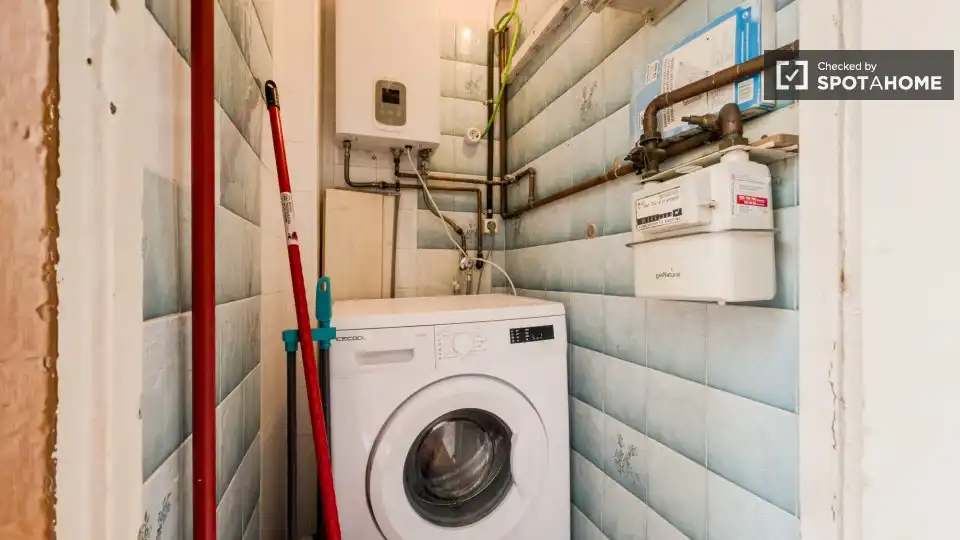 Baño de Piso de alquiler en Barcelona con Aire acondicionado, Calefacción y Amueblado