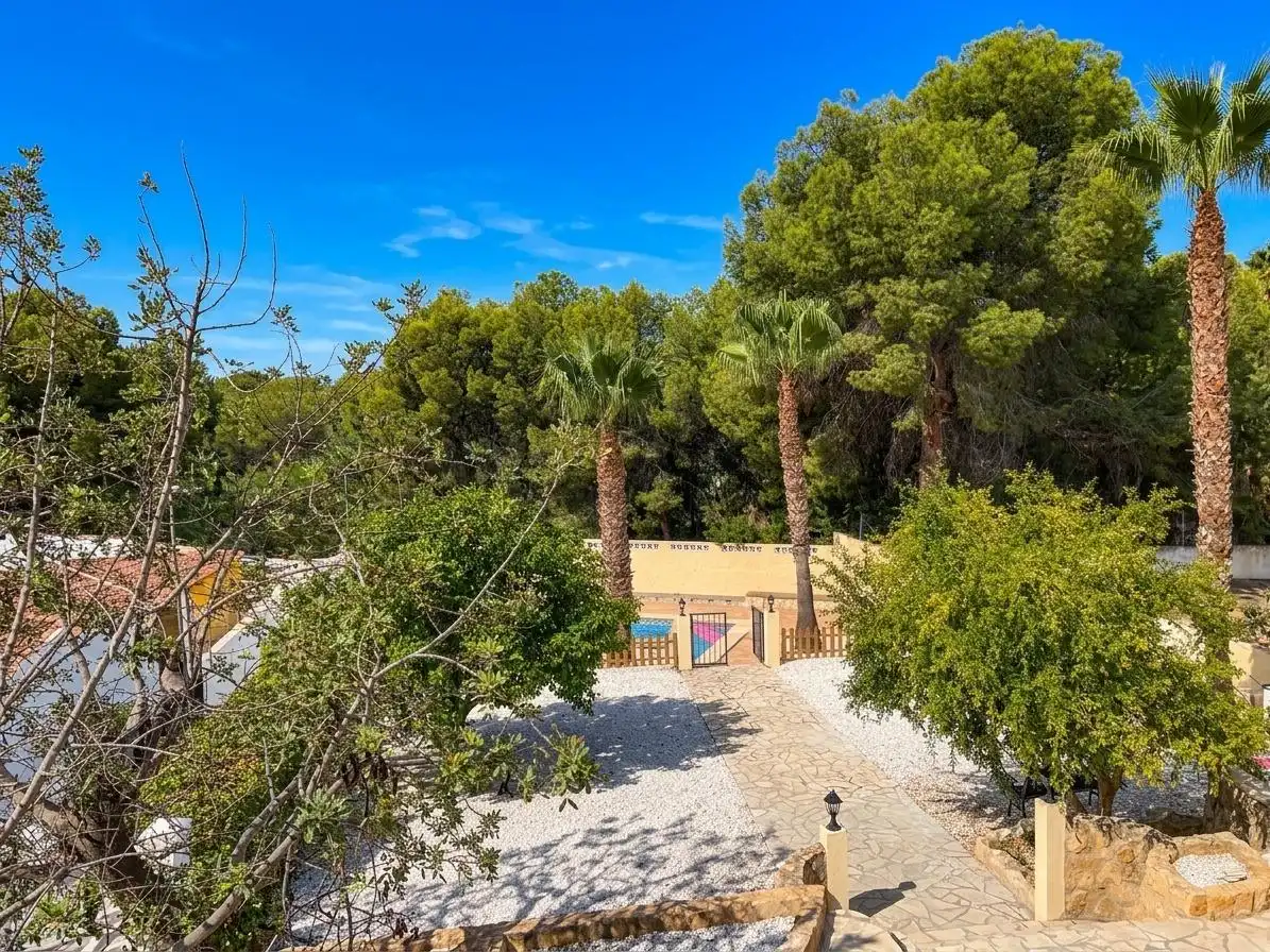 Vista exterior de Casa o xalet de lloguer en La Nucia amb Jardí privat, Terrassa i Piscina
