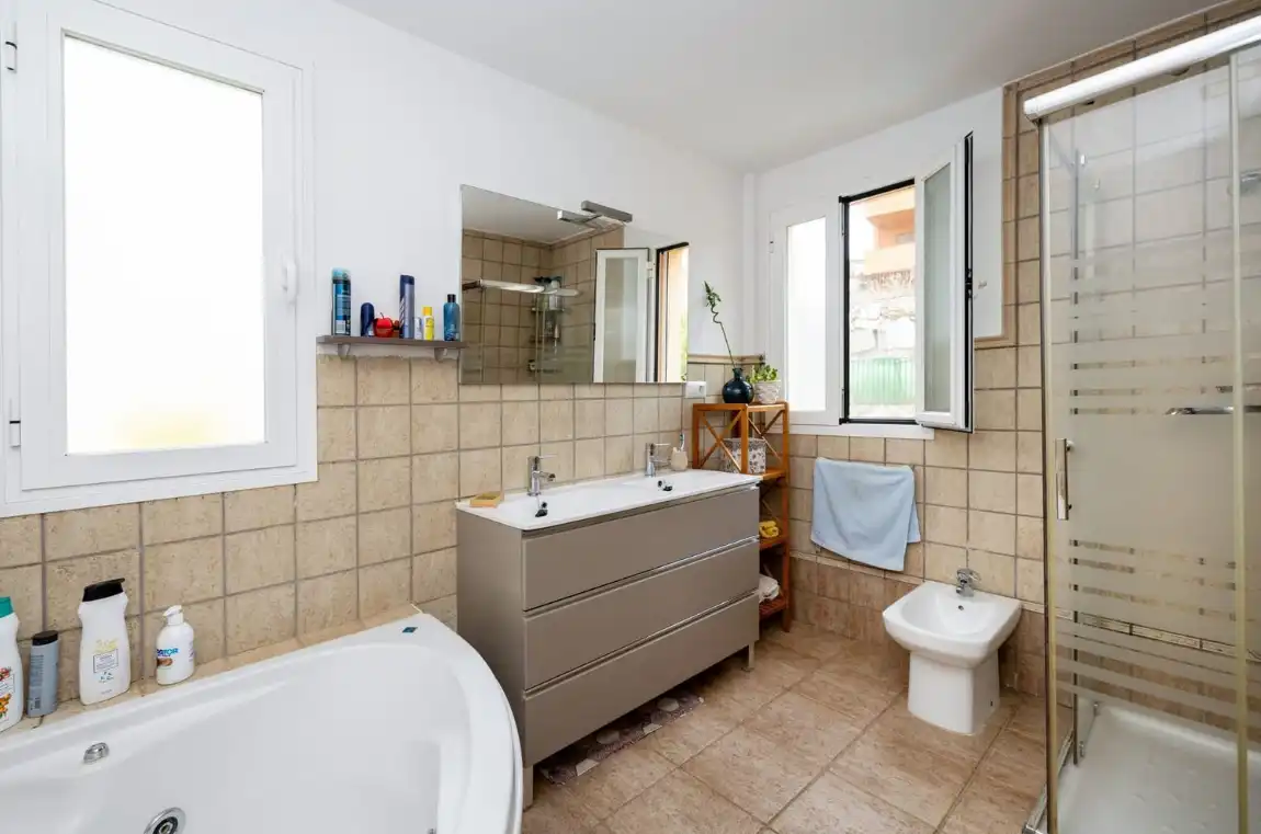 Baño de Casa o chalet en venta en La Zubia con Aire acondicionado, Calefacción y Jardín privado