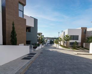 Vista exterior de Planta baixa en venda en Marbella amb Aire condicionat, Terrassa i Piscina