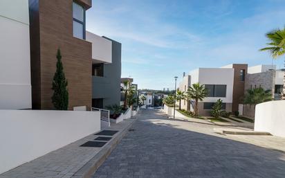 Vista exterior de Planta baixa en venda en Marbella amb Aire condicionat, Terrassa i Piscina