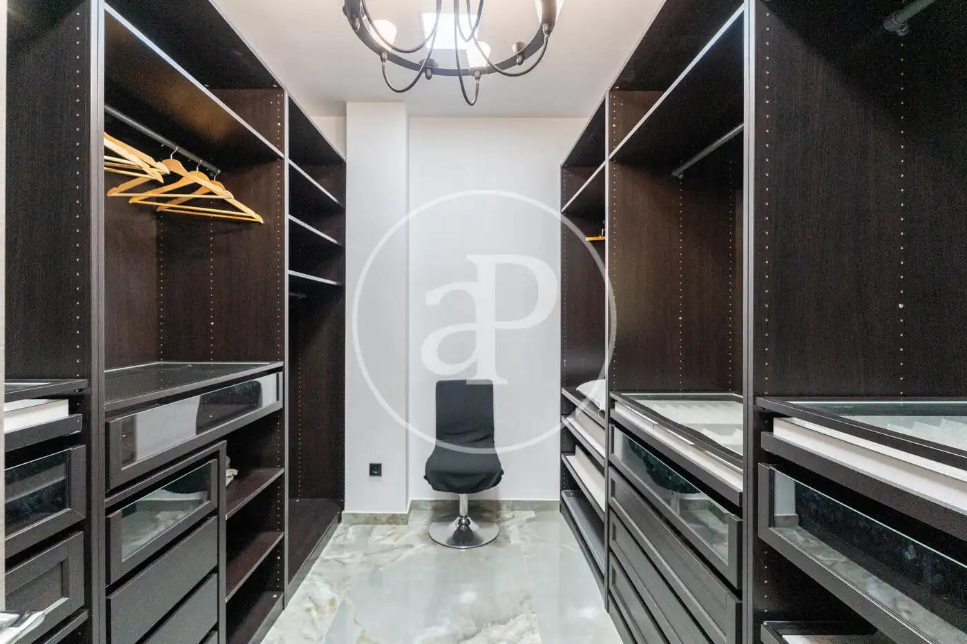 Habitación de Casa adosada en venta en Pozuelo de Alarcón con Aire acondicionado, Calefacción y Jardín privado