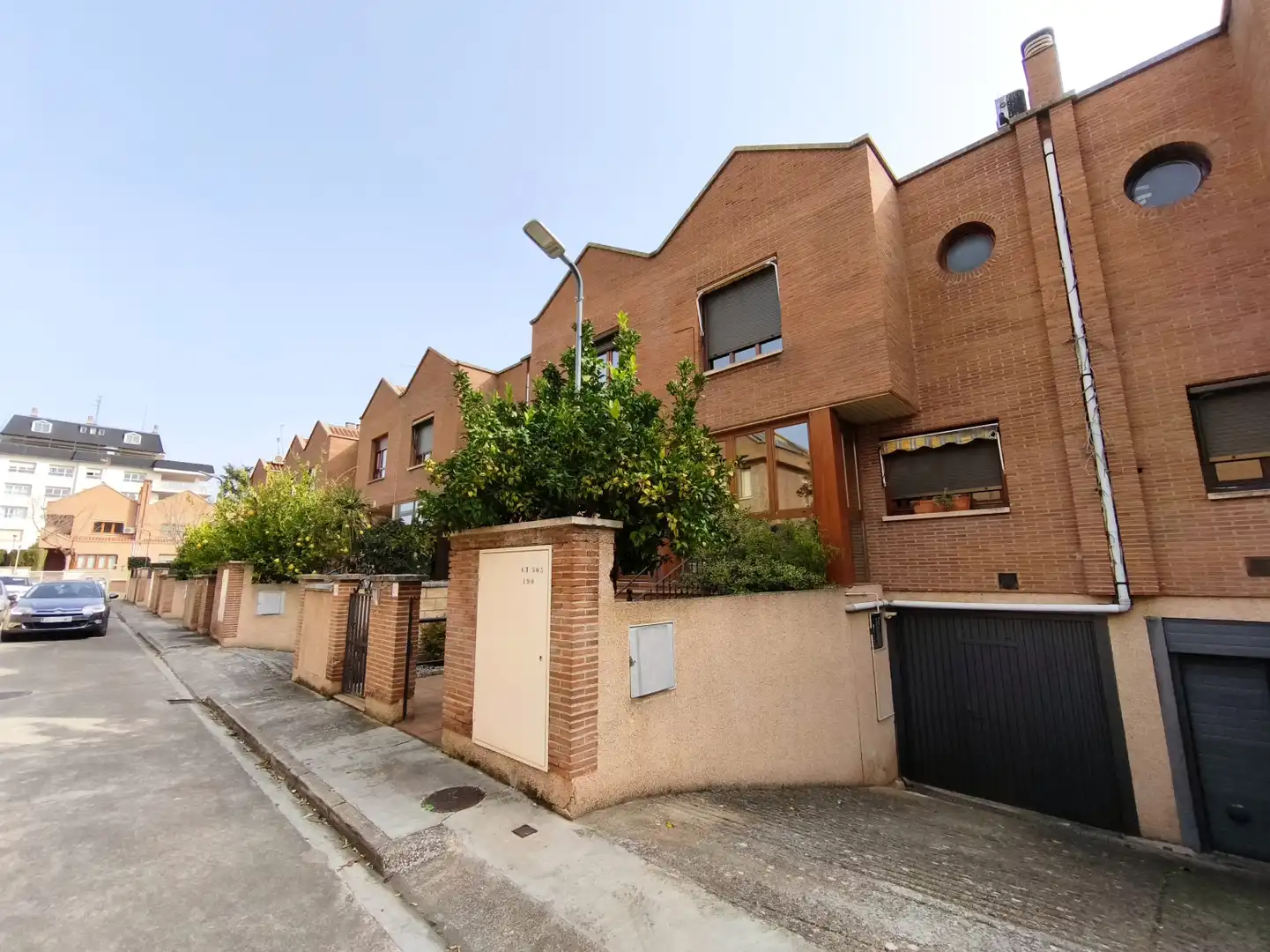 Vista exterior de Casa o xalet en venda en  Logroño amb Calefacció, Jardí privat i Parquet