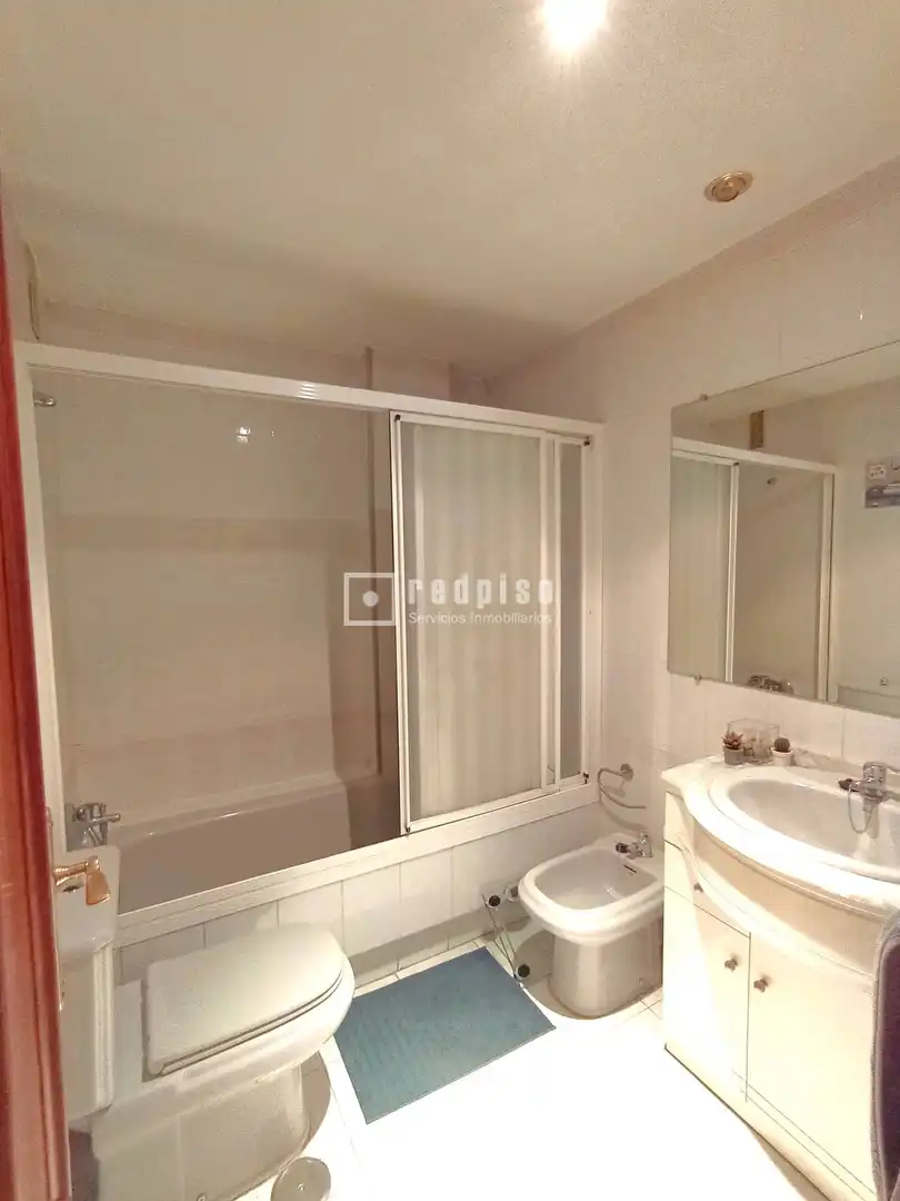 Bany de Apartament de lloguer en Madrid amb Aire condicionat, Parquet i Moblat