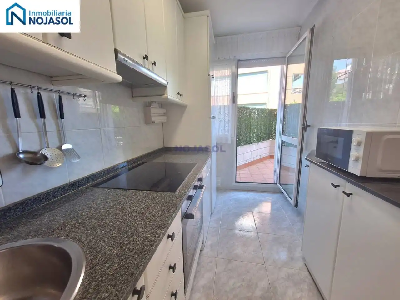 Cuina de Apartament de lloguer en Noja amb Calefacció, Jardí privat i Terrassa