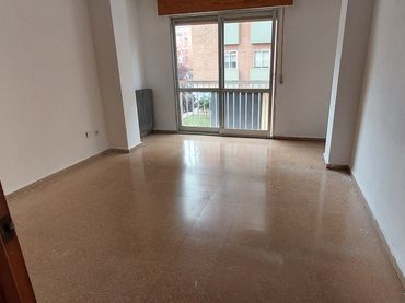 Piso con balcón en venta en Calle de Villalpando 5