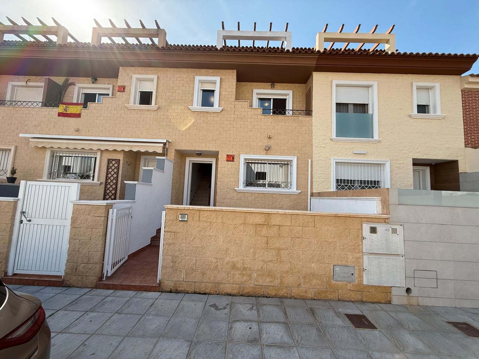 Vista exterior de Casa adosada en venda en San Pedro del Pinatar amb Aire condicionat, Jardí privat i Terrassa