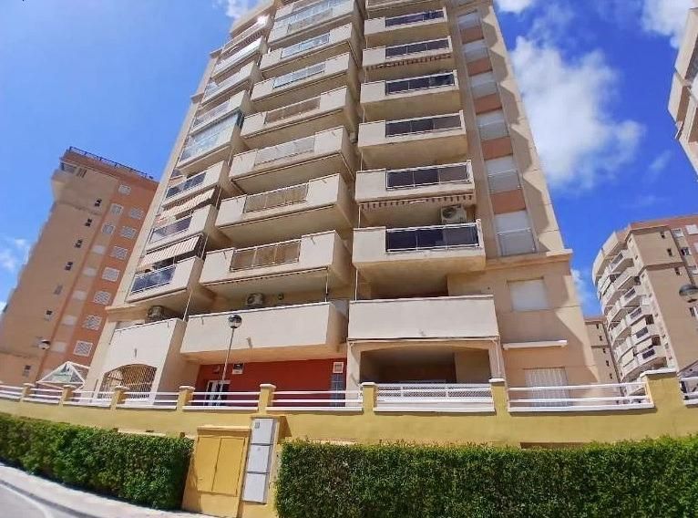 Vista exterior de Pis en venda en La Manga del Mar Menor amb Jardí privat, Terrassa i Balcó