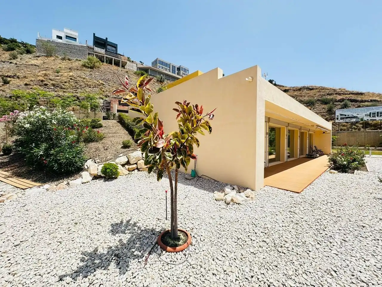 Vista exterior de Casa o xalet en venda en Torrox amb Aire condicionat, Jardí privat i Terrassa