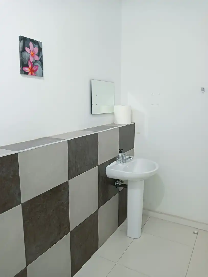 Badezimmer von Geschaftsraum zur Miete in Ripollet mit Klimaanlage, Heizung und Parkett