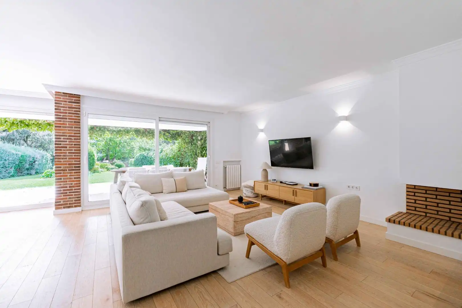 Wohnzimmer von Einfamilien-Reihenhaus zur Miete in Boadilla del Monte mit Klimaanlage, Heizung und Privatgarten
