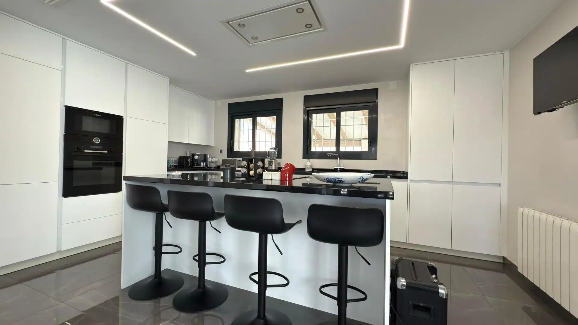 Cocina de Casa o chalet en venta en Sant Joan d'Alacant con Aire acondicionado, Calefacción y Jardín privado