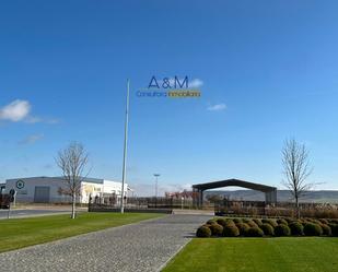 Vista exterior de Nau industrial en venda en Villamartín de Campos amb Calefacció i Alarma